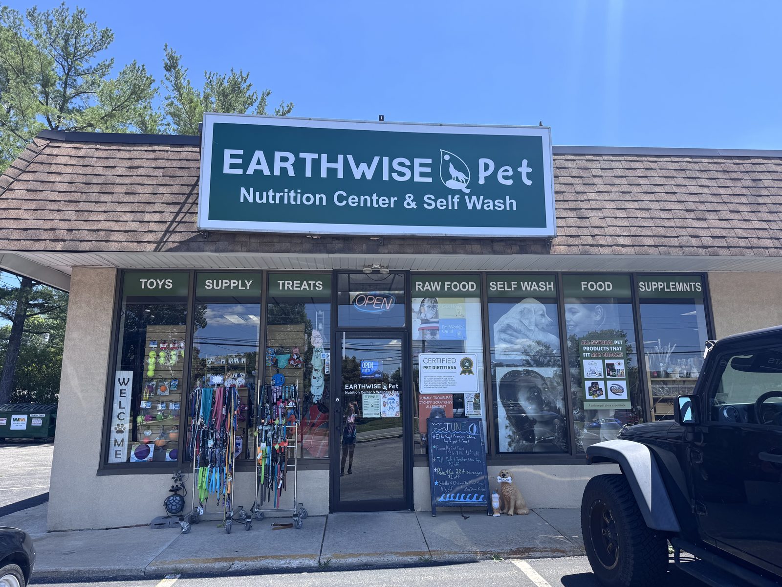 Earthwise Pet Mantua storefront on Bridgeton Pike in Mantua, NJ
